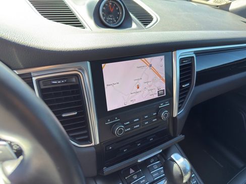 Used 2018 Porsche Macan image 14