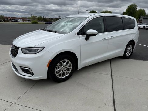 Used 2023 Chrysler Pacifica Touring-L FWD image 4