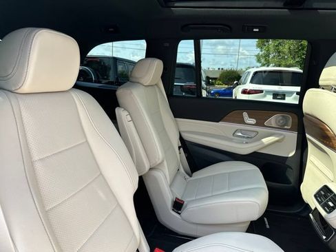 Used 2025 Mercedes-Benz GLS 450 4MATIC image 32
