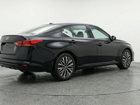 Used 2025 Nissan Altima 2.5 SV FWD image 9