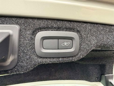 Used 2019 Volvo S60 T8 Inscription image 18