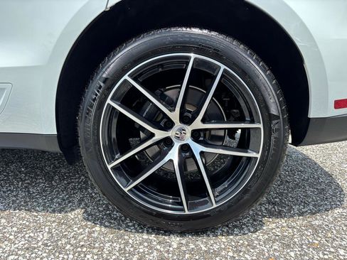 Used 2024 Porsche Macan AWD/4WD image 28