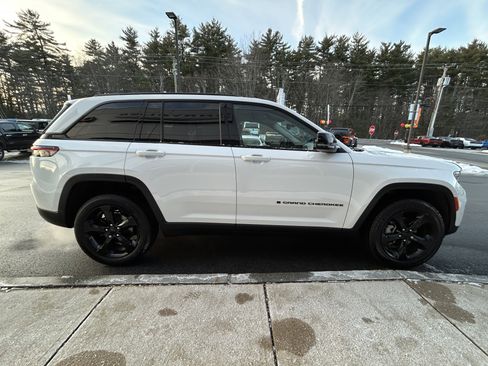 Certified 2023 Jeep Grand Cherokee Limited w/ Black Appearance Package image 14