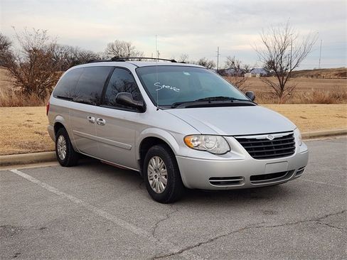 Used 2005 Chrysler Town & Country LX w/ Popular Equipment Group II image 2