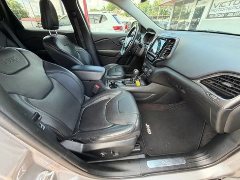 Used 2019 Jeep Cherokee Limited w/ Luxury Group AWD/4WD image 10