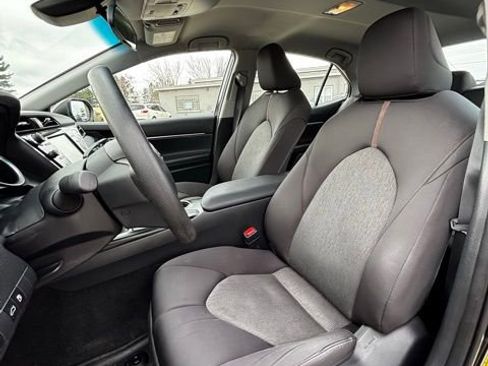 Used 2018 Toyota Camry LE image 10