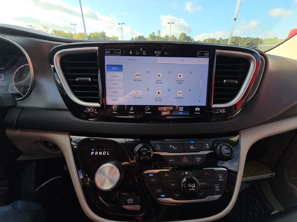 Used 2024 Chrysler Pacifica Touring-L FWD image 10