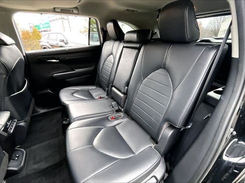 Used 2021 Toyota Highlander XLE image 20