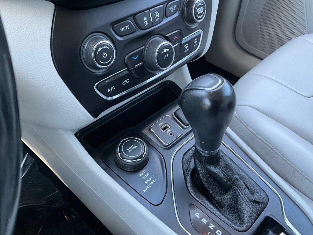 Used 2021 Jeep Cherokee Latitude Plus AWD/4WD image 19