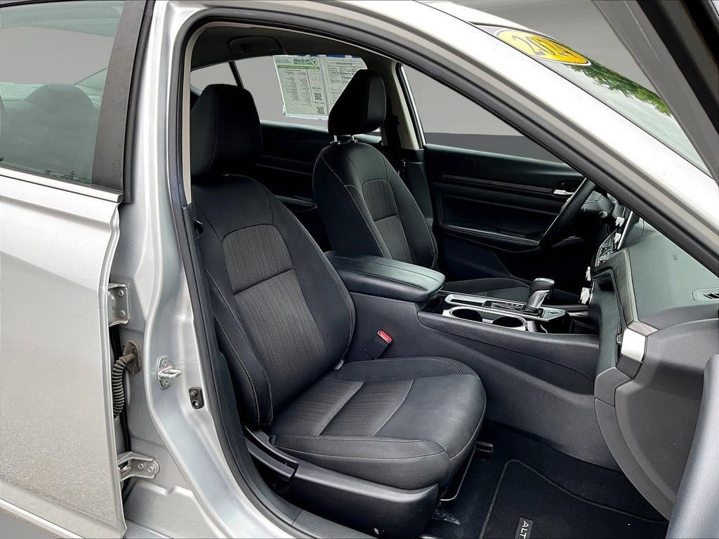 Used 2024 Nissan Altima 2.5 SV FWD image 29