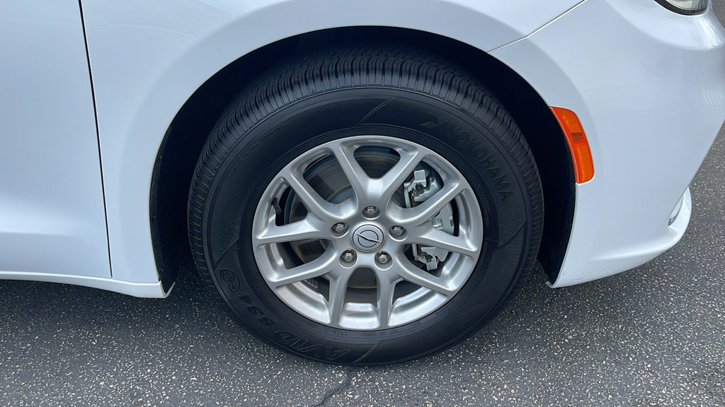 Used 2026 Chrysler Pacifica Select FWD image 6
