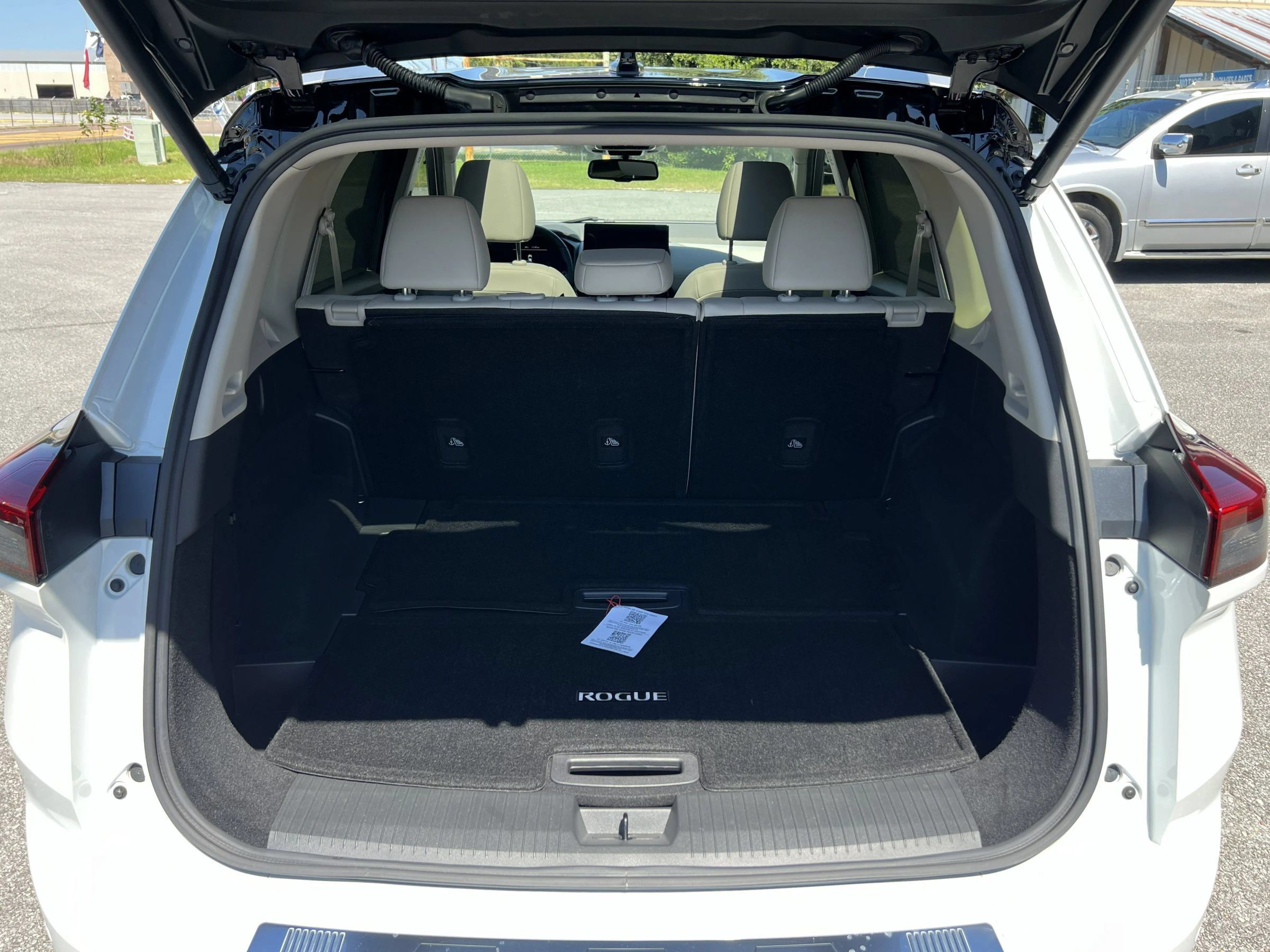 Used 2024 Nissan Rogue SL w/ SL Premium Package FWD image 17