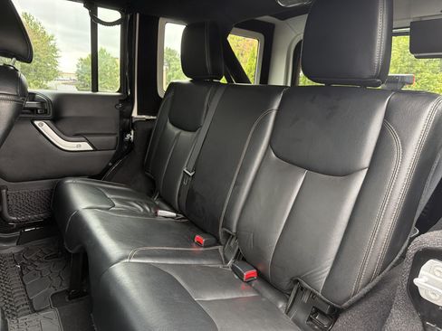Used 2016 Jeep Wrangler Unlimited Sahara w/ Connectivity Group AWD/4WD image 8
