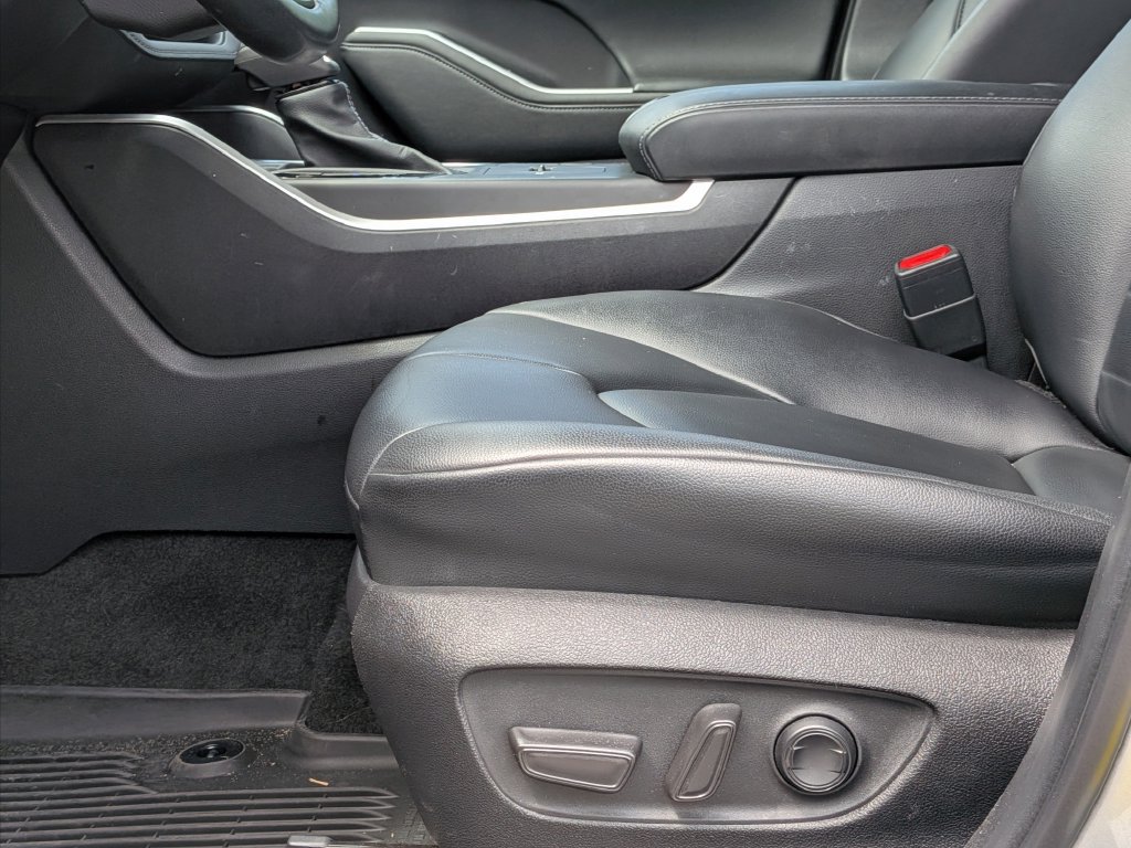 Used 2023 Toyota Highlander XLE FWD image 11
