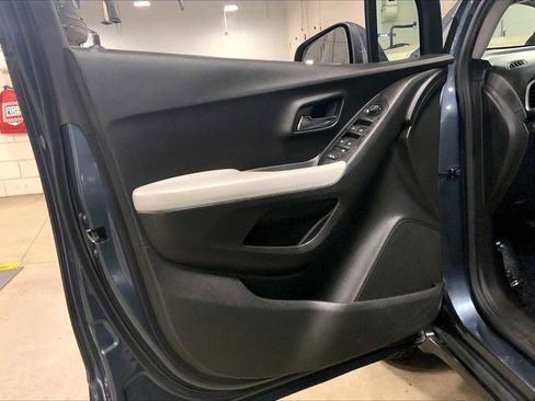 Used 2022 Chevrolet Trax LT w/ LT Convenience Package image 17