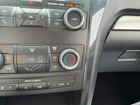 Used 2018 Ford Explorer XLT FWD image 32