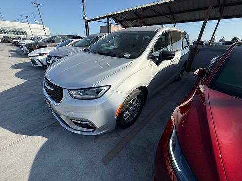 Used 2026 Chrysler Pacifica Select FWD image 1