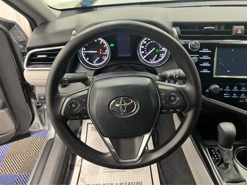 Used 2018 Toyota Camry LE image 4