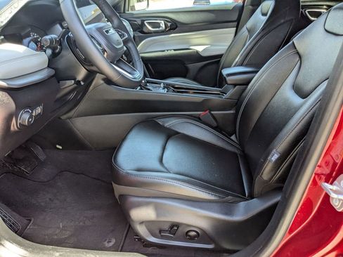 Used 2025 Jeep Compass Limited image 11