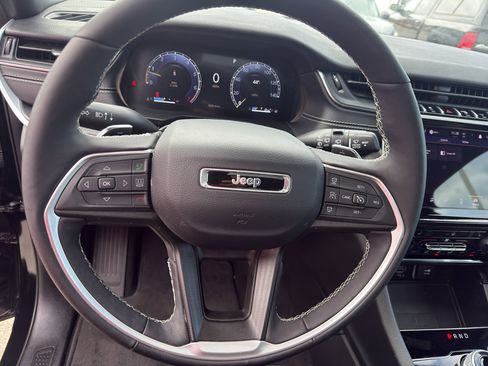 Used 2025 Jeep Grand Cherokee Altitude AWD/4WD image 16