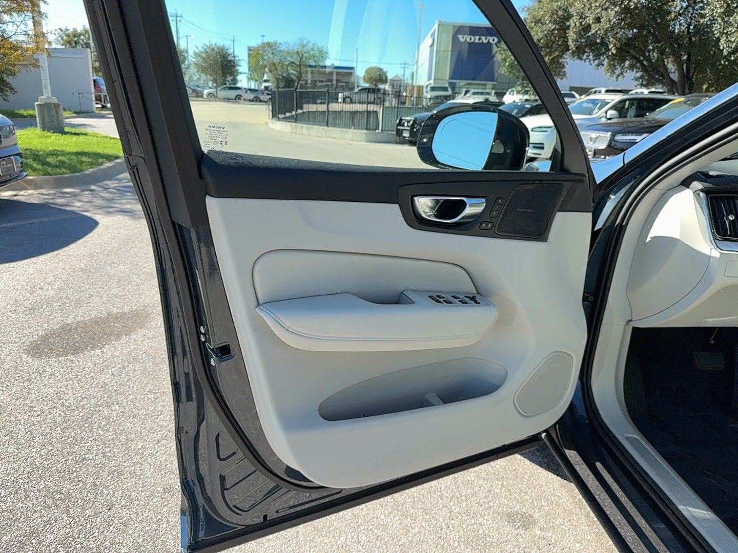 Used 2026 Volvo XC60 B5 Ultra w/ Protection Package Premier AWD/4WD image 10