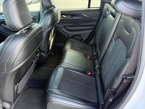 Used 2025 Jeep Grand Cherokee Altitude image 14