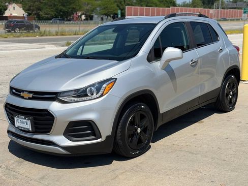 Used 2020 Chevrolet Trax LT w/ LT Convenience Package FWD image 1