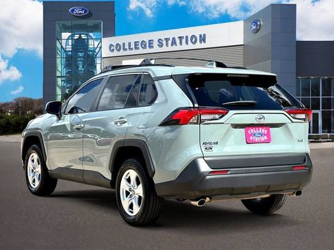 Used 2021 Toyota RAV4 XLE w/ Convenience Package FWD image 4