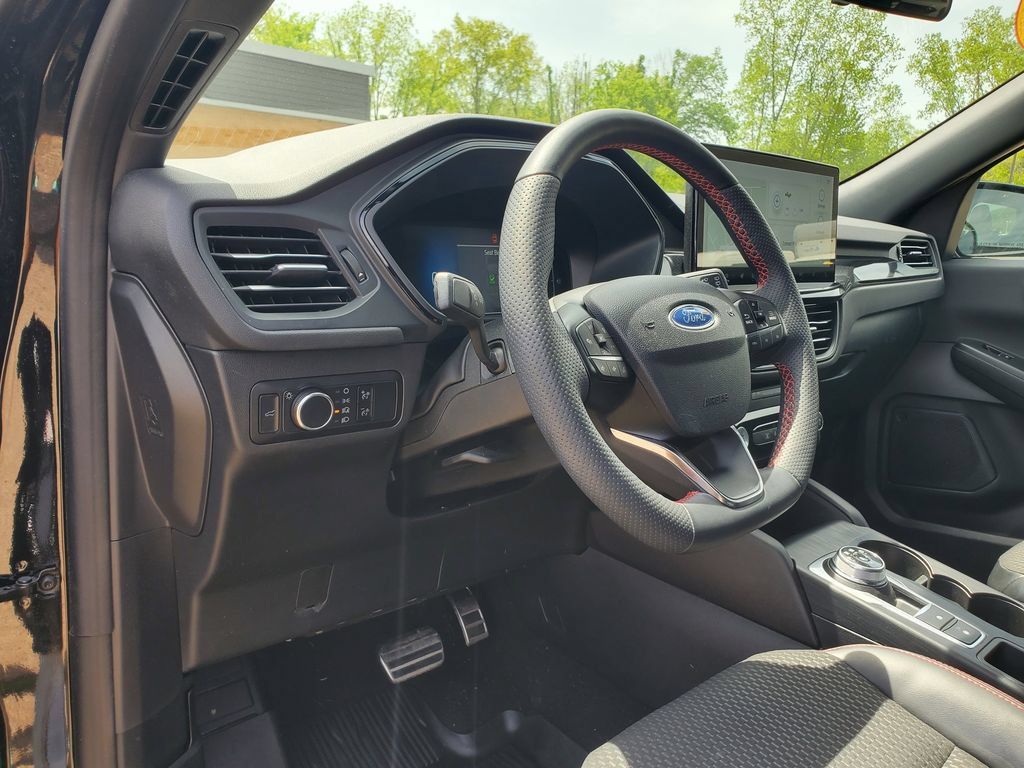 Used 2023 Ford Escape ST-Line w/ Tech Pack #1 AWD/4WD image 17