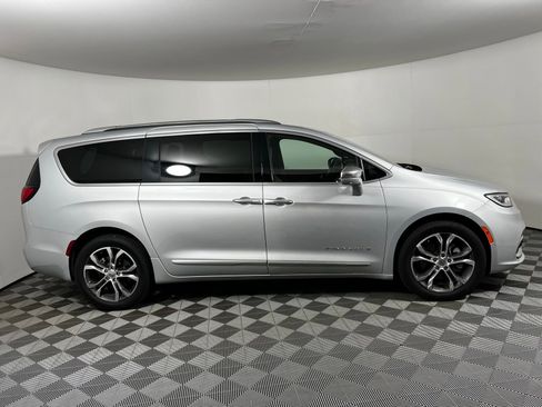 Used 2022 Chrysler Pacifica Pinnacle AWD/4WD image 4