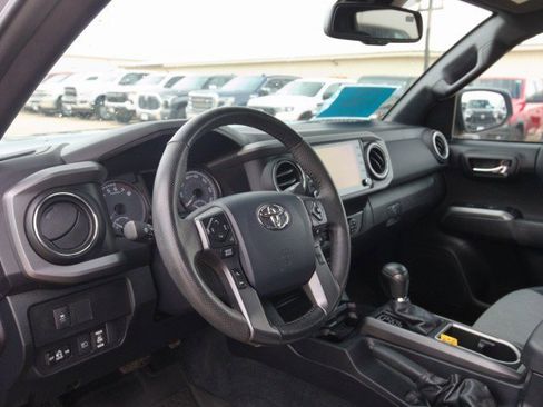 Used 2020 Toyota Tacoma TRD Off-Road w/ Technology Package AWD/4WD image 16