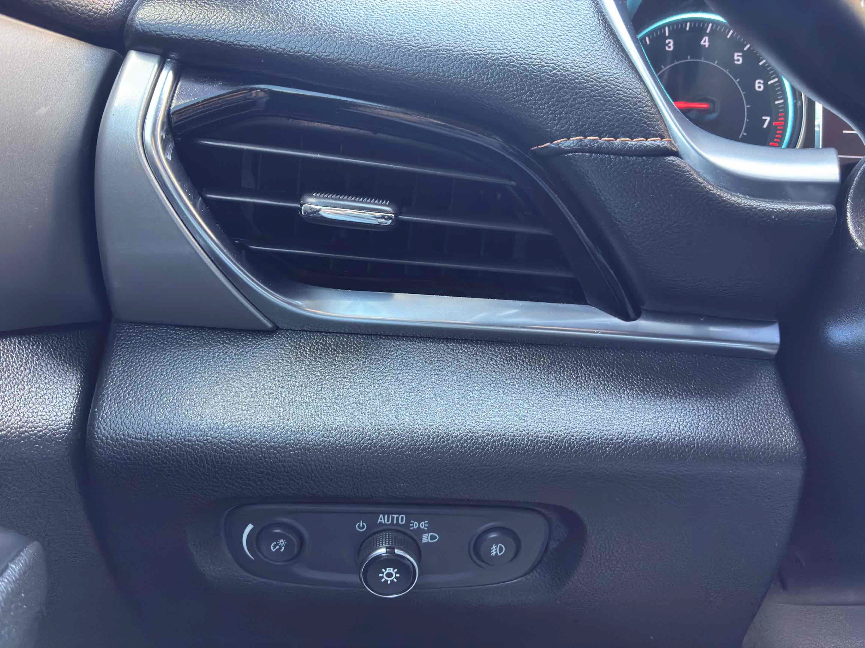 Used 2019 Chevrolet Traverse LT FWD image 32