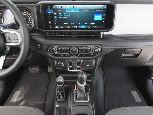 Used 2025 Jeep Wrangler Unlimited Sahara AWD/4WD image 17