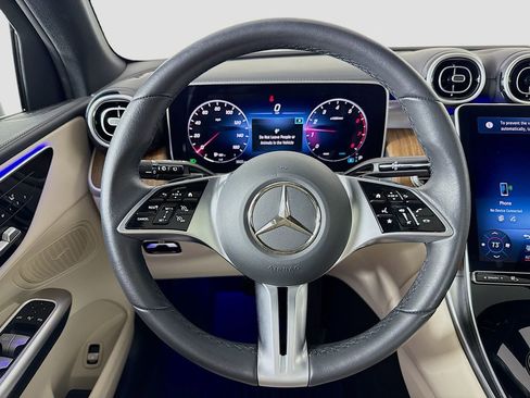 Used 2024 Mercedes-Benz GLC 300 4MATIC image 11