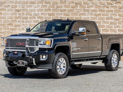 Used 2017 GMC Sierra 2500 Denali w/ Duramax Plus Package AWD/4WD image 7