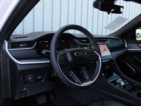 Used 2024 Jeep Grand Cherokee Limited w/ Luxury Tech Group II AWD/4WD image 2