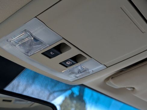 Used 2018 Lincoln MKT AWD image 24