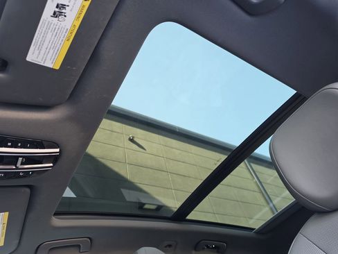 Certified 2023 Porsche Cayenne Platinum Edition image 15