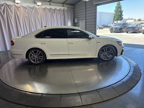 Used 2017 Volkswagen Passat 1.8T R-Line w/ R-Line Lighting Package FWD image 4