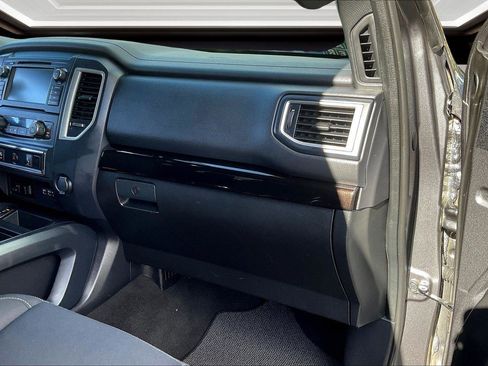 Used 2019 Nissan Titan SV w/ SV Convenience Package image 16