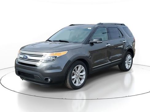 Used 2015 Ford Explorer XLT w/ Equipment Group 202B AWD/4WD image 2