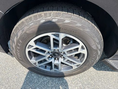 Used 2025 Ford Expedition Active AWD/4WD image 13