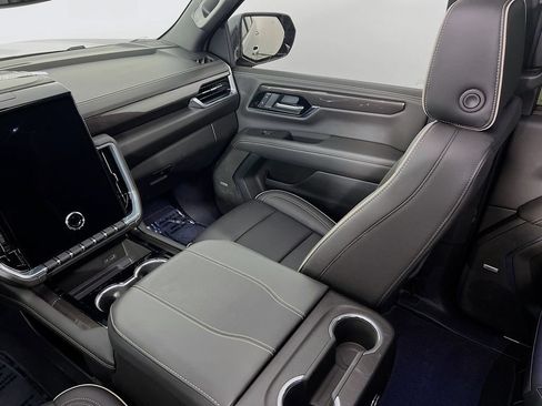Certified 2025 GMC Yukon XL Elevation AWD/4WD image 24