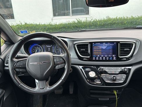 Used 2020 Chrysler Pacifica Touring-L w/ S Appearance Package FWD image 10