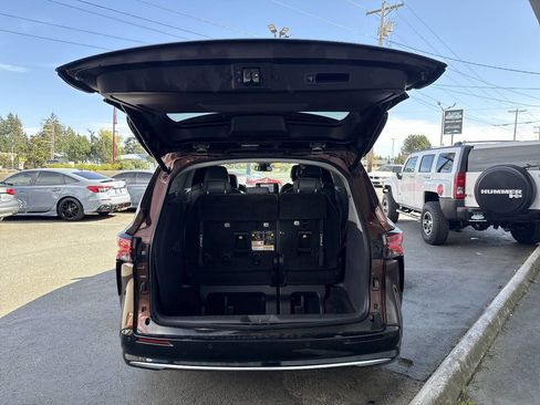 Used 2021 Toyota Sienna Limited image 6