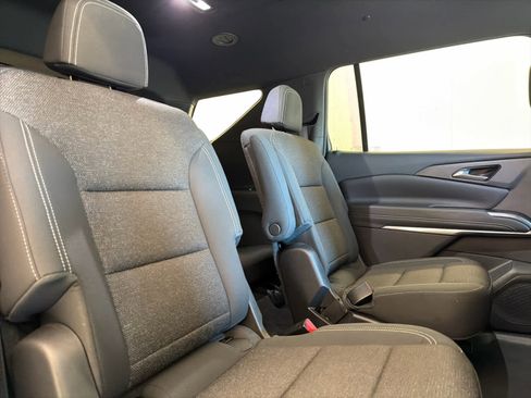Used 2025 Chevrolet Traverse LT image 34