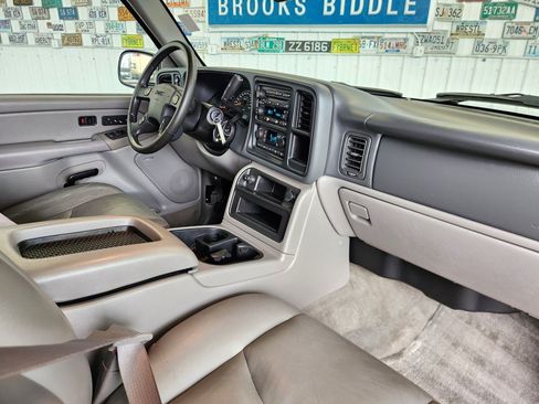 Used 2005 GMC Yukon XL SLT w/ SLT Preferred Equipment Group AWD/4WD image 2