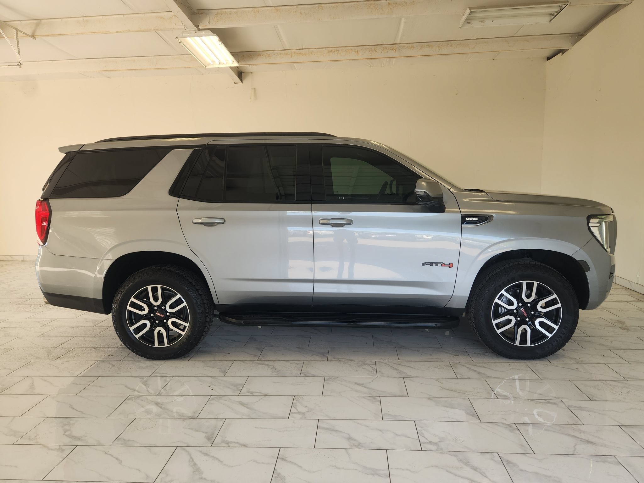 Used 2024 GMC Yukon AT4 w/ Technology Package AWD/4WD image 4