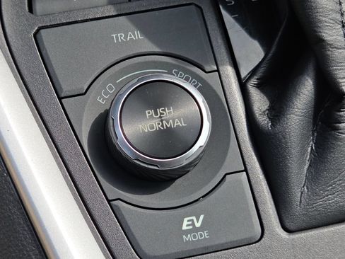 Used 2023 Toyota RAV4 XLE AWD/4WD image 6