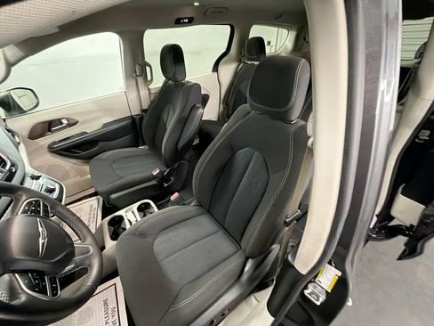 Used 2022 Chrysler Voyager LX FWD image 18